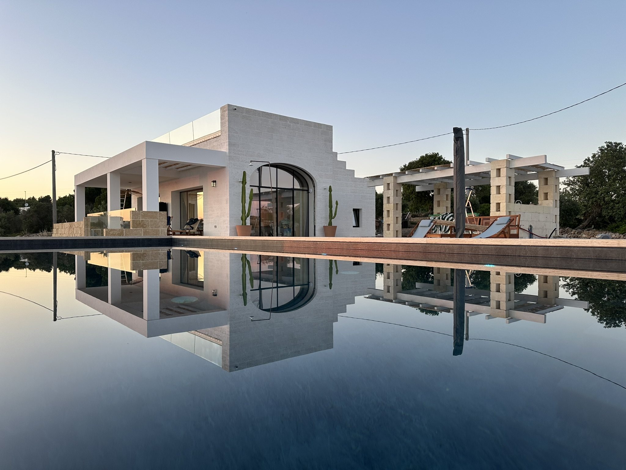 Villa Riccio Bianco au coucher du soleil avec piscine à débordement face à la mer