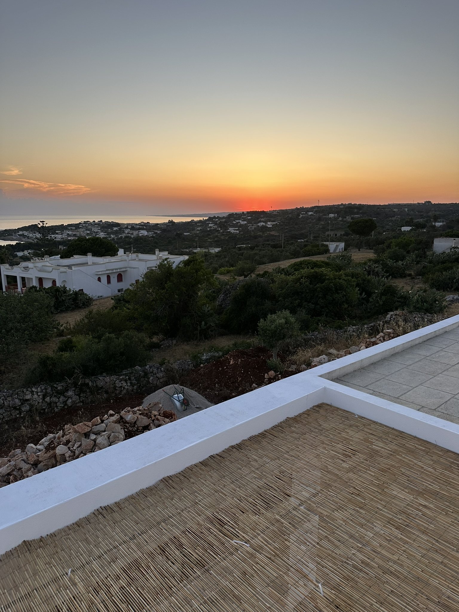 Vue panoramique sur la côte et la mer depuis la terrasse