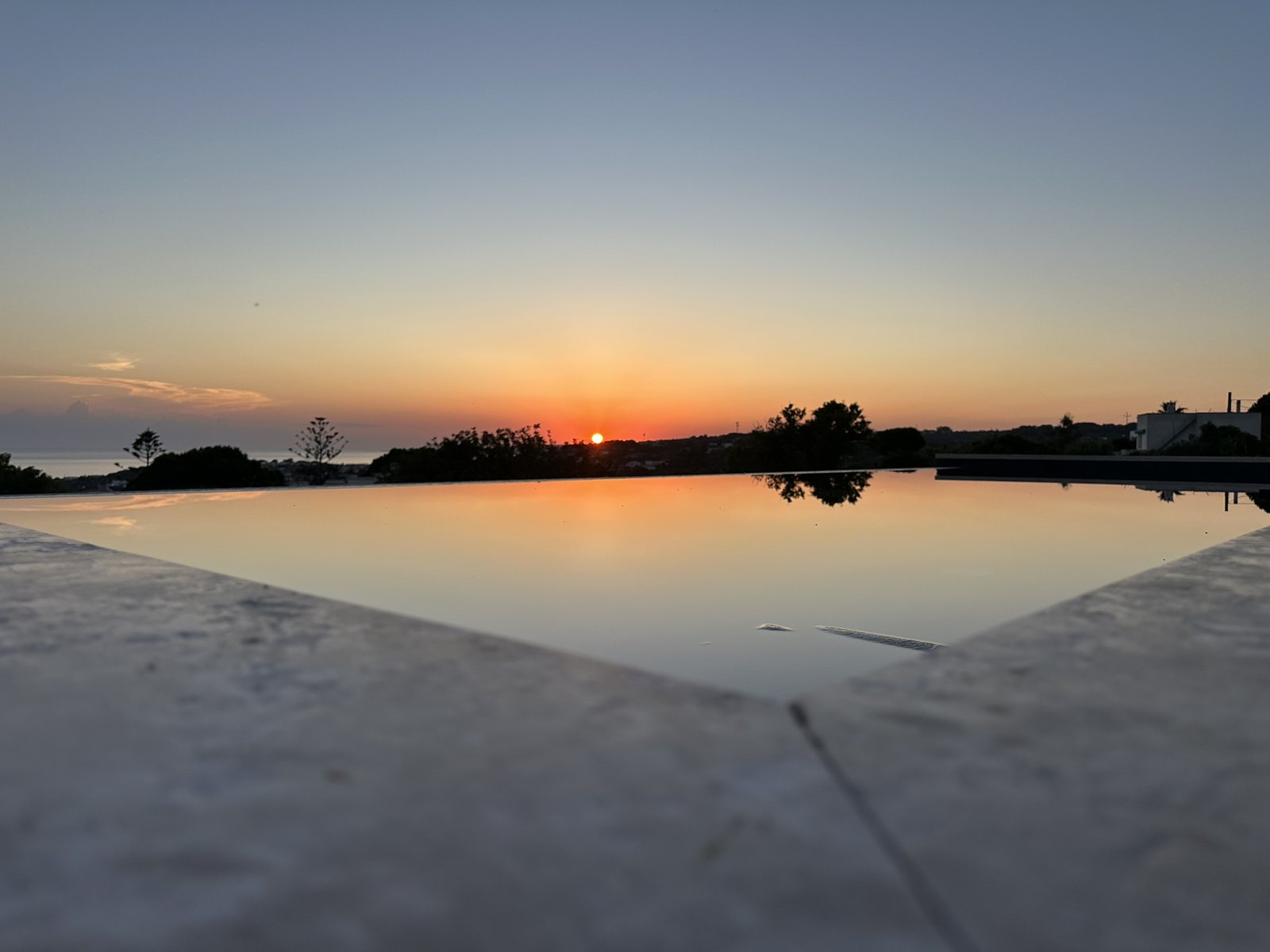 Coucher de soleil sur la piscine à débordement