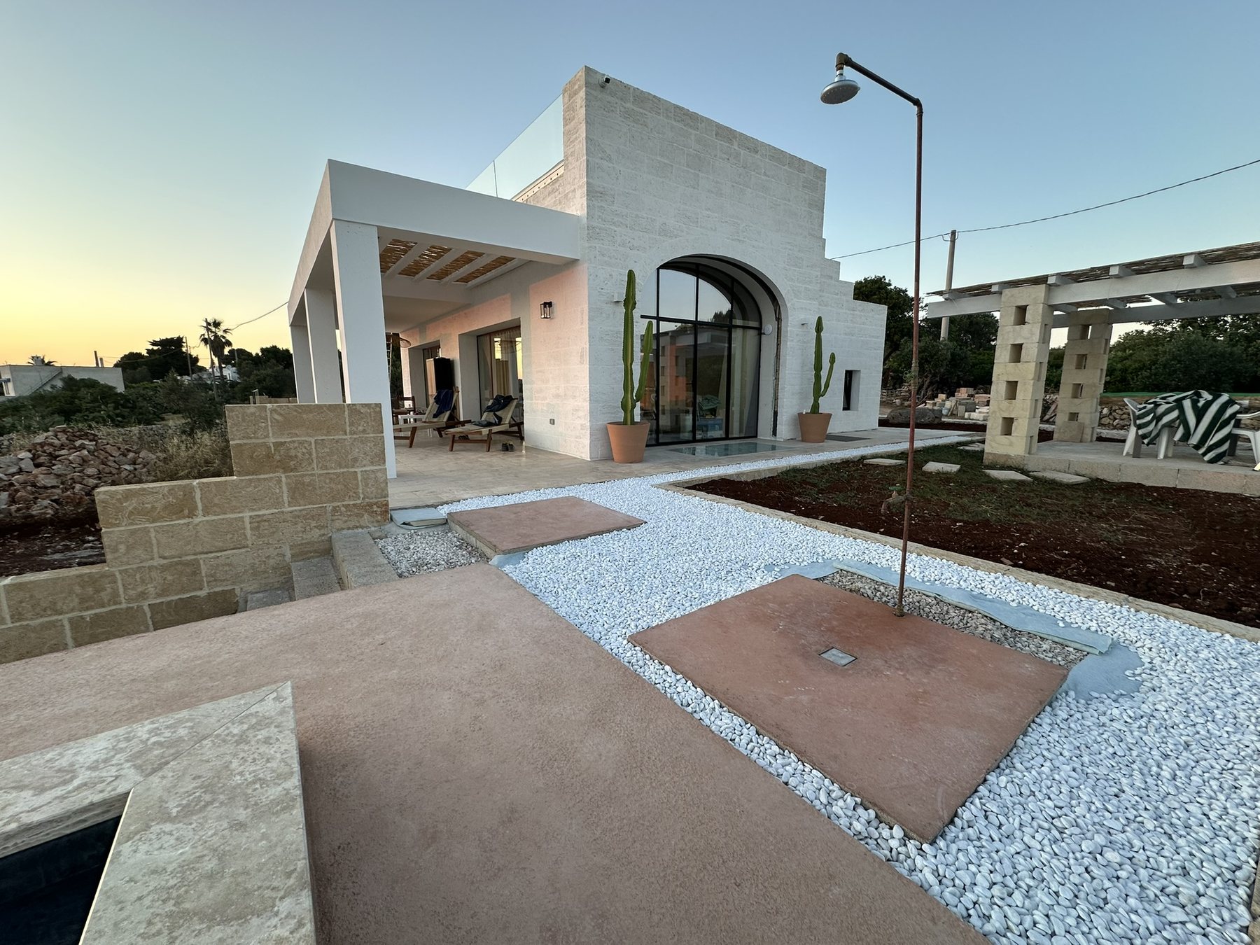 Villa au crépuscule avec cuisine extérieure